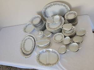 lot 20 image: Sango Sierra Pine China set