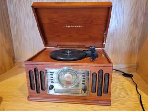 lot 112 image: Retro Crosley Turntable System
