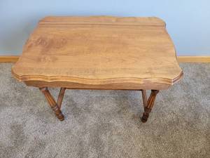 lot 140 image: Traditional Oak Side Table
