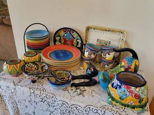 lot 6 image: Spanish Talavera Dcor and Tableware
