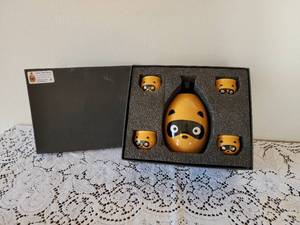 lot 141 image: Racoon Sake Set