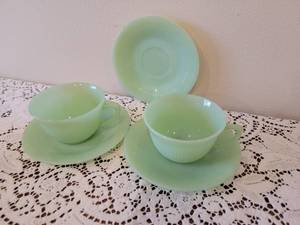 lot 32 image: FireKing Jadeite Cups & Saucers