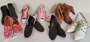lot 211 image: Ladies Shoe Collection, 7 pr  Size 5  Converse  Toms  Cole Haan 