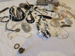 lot 221 image: Baublicious Collection of Sparkling Jewelry