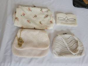 lot 236 image: Handbag Collection of 10  Vintage Beaded & Straw