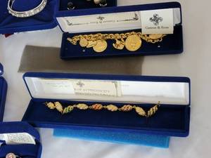 lot 222 image: Camrose & Kross Jackie Kennedy Jewelry Collection