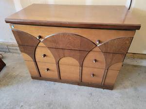 lot 49B image: Vintage 3 Drawer Dresser