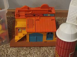 lot 116 image: Fisher-Price Farm, General Store & Animals