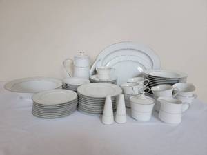 lot 181 image: Style House Chinaware Service  Brocade Pattern