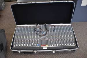 32 Channel Mixing Console