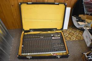 16 Channel Mixing Console
