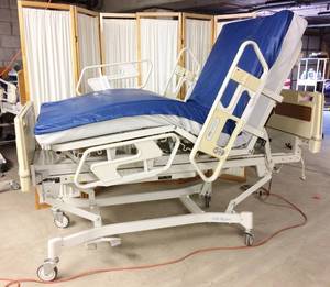 lot 1 image: WOW MSRP $14,000 HILL ROM ADVANCE SERIES HI LOW ELECTRIC ADJUSTABLE HOSPITAL BED WCHAIR POSITION INCLUDES HIGH QUALITY MATTRESS WHICH PREVENTS PRESSURE SORES GREAT WORKING CONDITION 