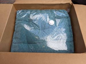 lot 76 image: Collections Etc Tufted Padded Cushion, 18 x 18, Teal Blue