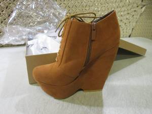 lot 9 image: (F-3) Pair of New Bonnibel High Hee...