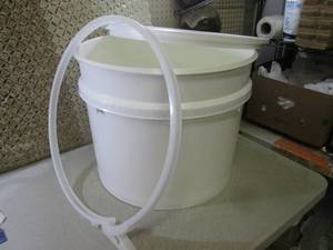 lot 14 image: (OS) Large 20 Gallon Container with...