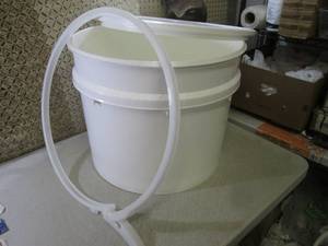 lot 15 image: (OS) Large 20 Gallon Container with...