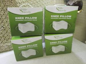 lot 30 image: (FS) 4 Knee Pillows...