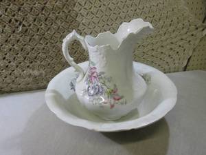 lot 71 image: (RM1) Vintage Pitcher and Bowl Set...