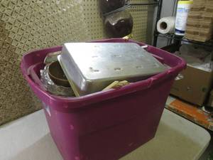 lot 89 image: (RM1) Tote Full of Misc Kitchen Ite...