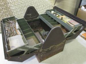 lot 158 image: (RMC) Vintage 18 Metal Tool Box wi...