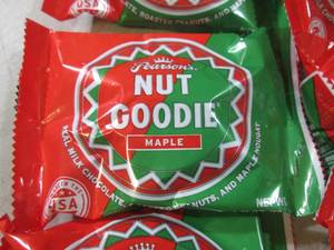 lot 250 image: (B-1) 12 Maple Nut Goodie Candy Bar...