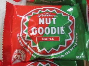 lot 252 image: (B-1) 12 Maple Nut Goodie Candy Bar...