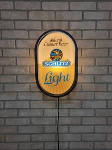 lot 1440 image: Schlitz Light Pilsner Beer Light Up Sign - 13 x 20 - WORKS