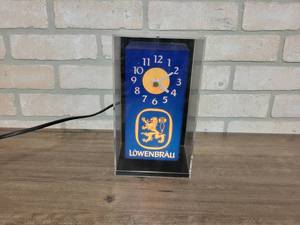lot 1478 image: Lowenbrau Lighted Cube Clock - 9 x 5 x 4 - WORKS
