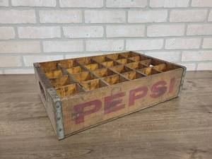 lot 1505 image: Vintage Wood PEPSI Soda Crate - 18.5 x 12 x 4