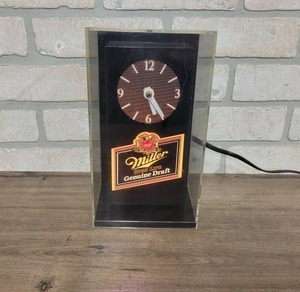 lot 1532 image: Miller High Life Genuine Draft Beer Lighted Clock - 9 x 5 x 4 - WORKS