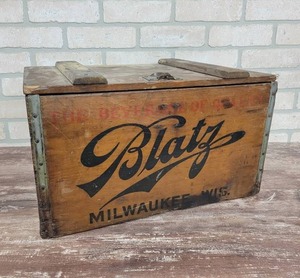 lot 1557 image: Vintage Blatz Beer Crate - 18 x 12 x 11 - No Bottom