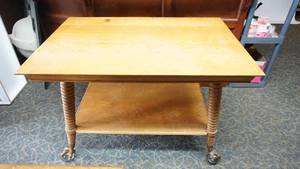 Large Early 1900s Antique Quarter-sawn Oak Parlor Table with Turned Legs, Brass Eagles Claw over Glass Ball Feet