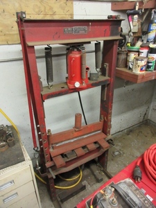 lot 305 image: RED ARROW 30 TON HYDRAULIC PRESS