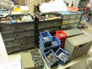 lot 318 image: PARTS BINS AND CABINETS WITH LOADS OF HARDWARE