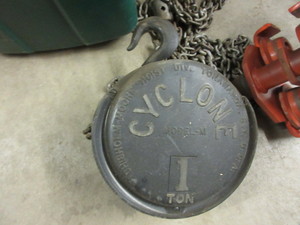 lot 319 image: I-BEAM STYLE ONE TON CHAIN HOIST BY CYCLONE