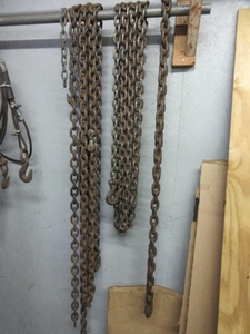 lot 323 image: 5 LENGTHS OF CHAIN WITH HOOKS