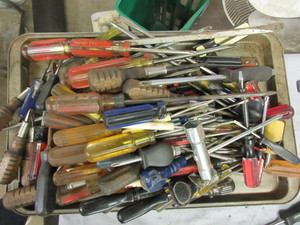 lot 327 image: MANY, MANY ASSORTED SIZE AND TYPES OF SCREWDRIVERS