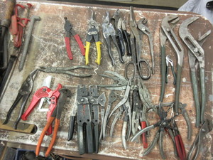 lot 332 image: ASSORTED PLIERS AND TIN SNIPS, MANY STYLES AND SIZES