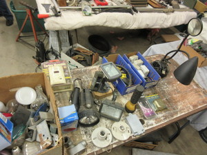 lot 358 image: ASSORTED LIGHTING STUFF - TIMERS, BULBS, FLASH LIGHTS, MORE