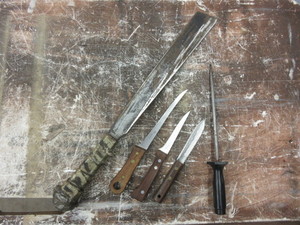 lot 374 image: KNIVES AND HOME MADE MACHETE