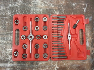lot 381 image: METRIC TAP AND DIE SET WITH CASE