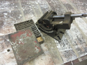 lot 383 image: HORIZONTAL DRILL PRESS VISE AND METAL LETTER PUNCH SET