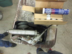 lot 395 image: PNEUMATIC GREASE GUN AND GREASE