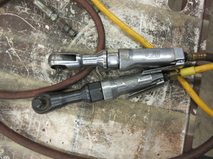 lot 396 image: CENTRAL PNEUMATIC AND CAMPBELL HAUSFELD AIR RATCHETS
