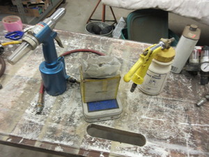 lot 397 image: PNEUMATIC RIVETER, PNEUMATIC SAND BLASTER AND RIVETS