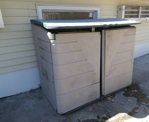 lot 18 image: Large Rubbermaid storage unit (we just stood it up in place and didnt snap it together so you can pick it up as flat pieces.
