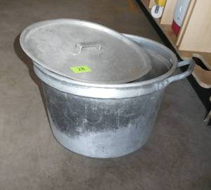 lot 28 image: Aluminum kettle and deep frying oil