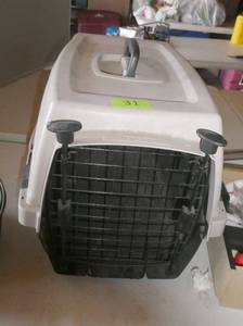 lot 31 image: small pet carrier