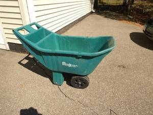 lot 34 image: Nice yard cart