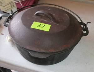 lot 37 image: Wagners cast iron 5 Qt dutch oven
